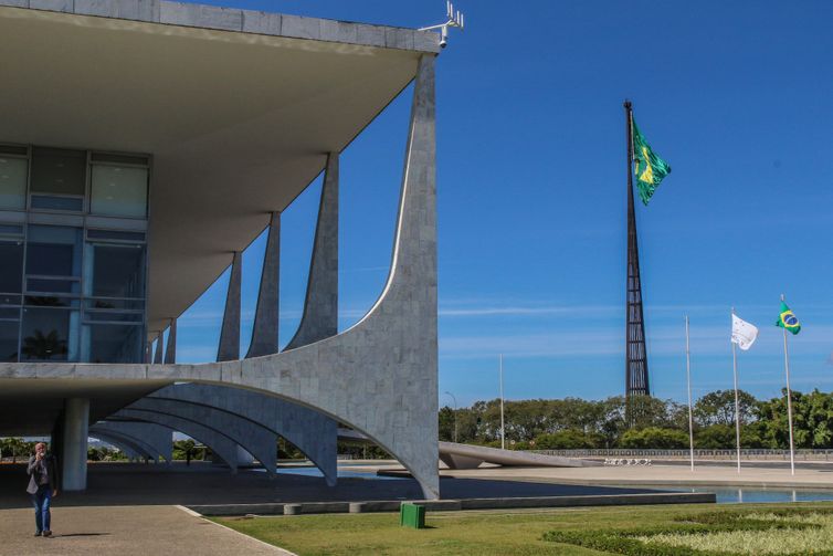 Frente Nacional de Prefeitos entrega carta a presidenciáveis