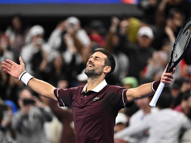 Djokovic vira sobre Zverev e vai à semi em Pequim