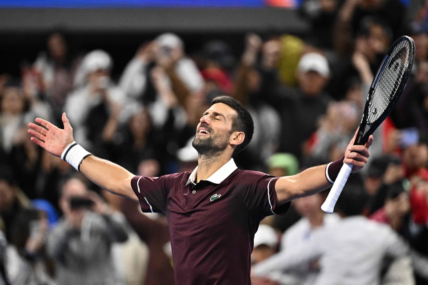 Djokovic vira sobre Zverev e vai à semi em Pequim