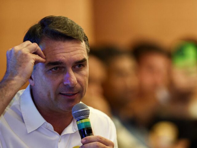 Flávio Bolsonaro rejeita mudar regra para parentes na sucessão
