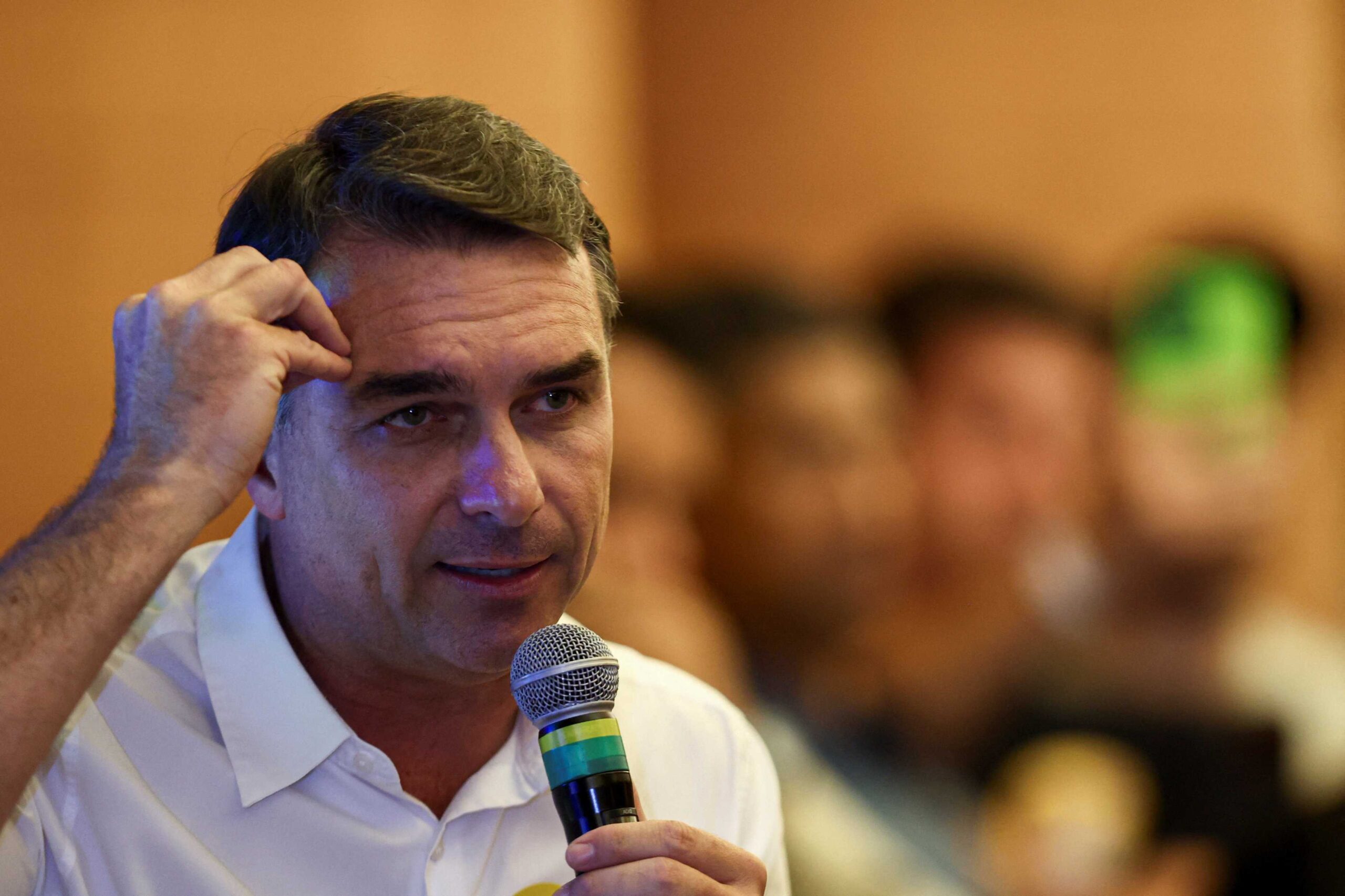 Flávio Bolsonaro rejeita mudar regra para parentes na sucessão