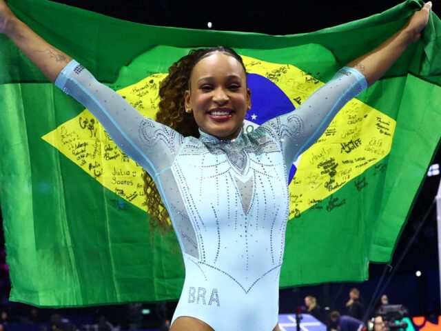 Rebeca Andrade é tricampeã mundial no salto em Roterdã