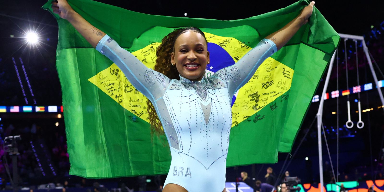 Rebeca Andrade é tricampeã mundial no salto em Roterdã
