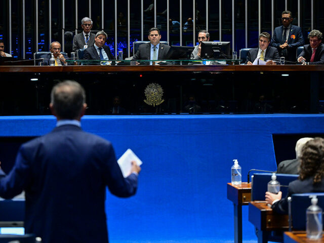 Senado aprova Enamed obrigatório para exercer medicina