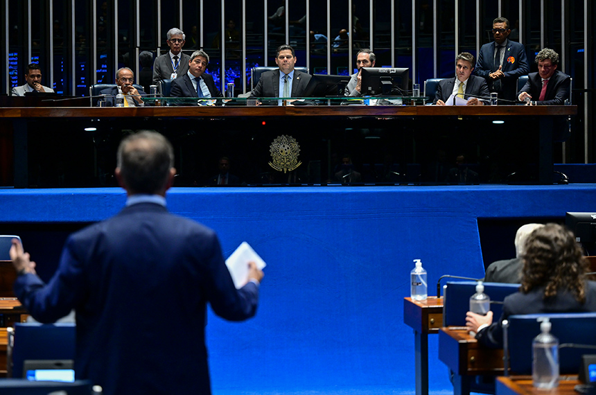 Senado aprova Enamed obrigatório para exercer medicina