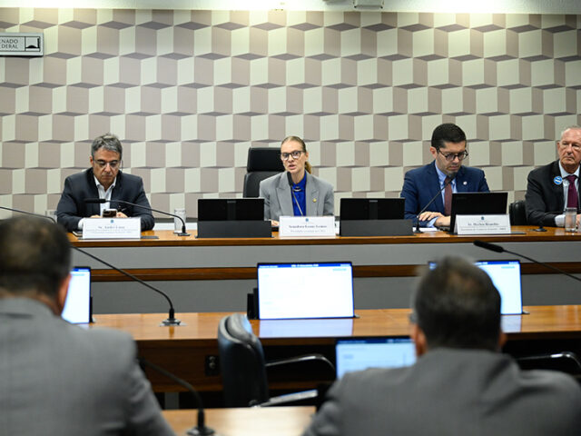 Tarifaço dos EUA afeta soberania, dizem debatedores