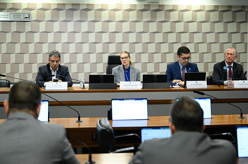 Tarifaço dos EUA afeta soberania, dizem debatedores