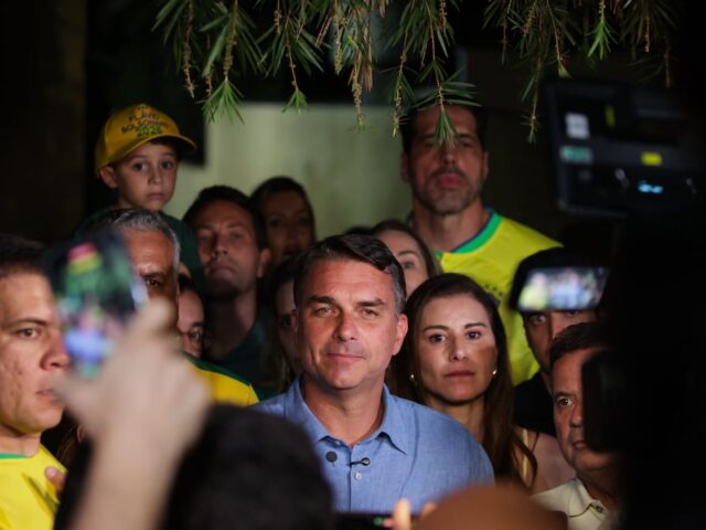 Eurasia eleva para 70% chance de vitória de Flávio Bolsonaro