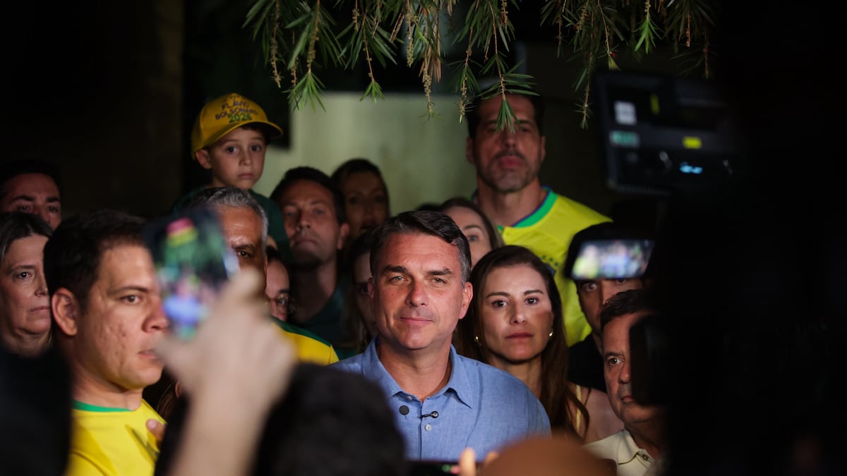 Eurasia eleva para 70% chance de vitória de Flávio Bolsonaro