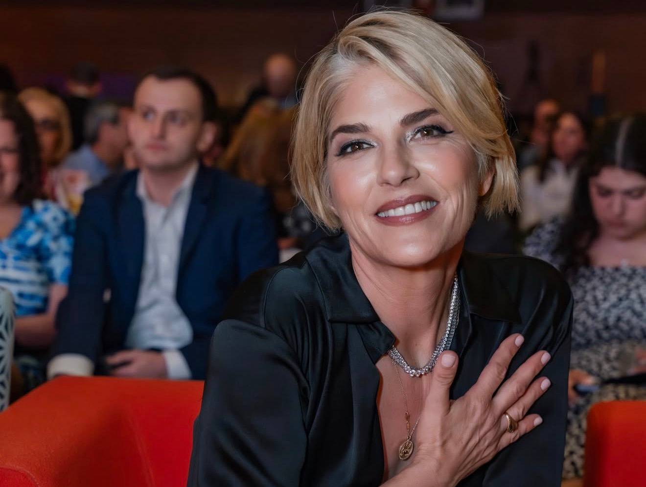 Atriz Selma Blair é presa após agredir comissárias em voo