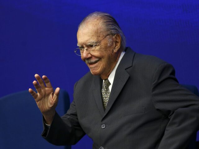 José Sarney passa por cirurgia abdominal e segue na UTI