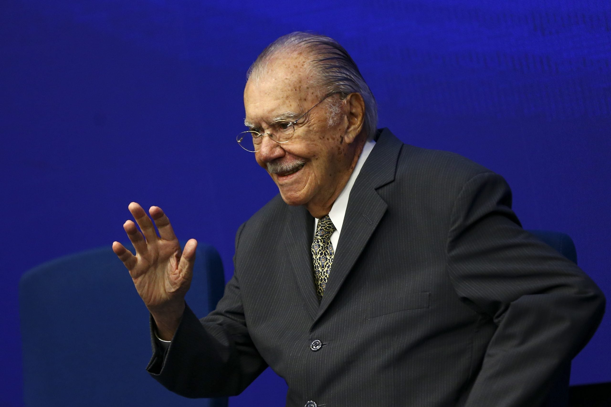 José Sarney passa por cirurgia abdominal e segue na UTI
