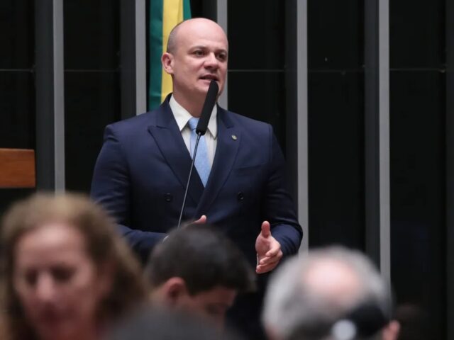 Oposição apoia Flávio Bolsonaro em pedido de asilo nos EUA