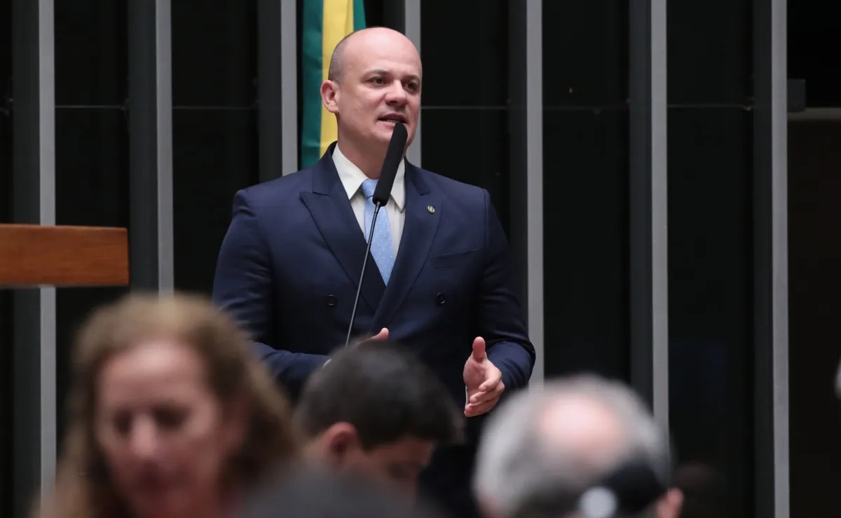 Oposição apoia Flávio Bolsonaro em pedido de asilo nos EUA