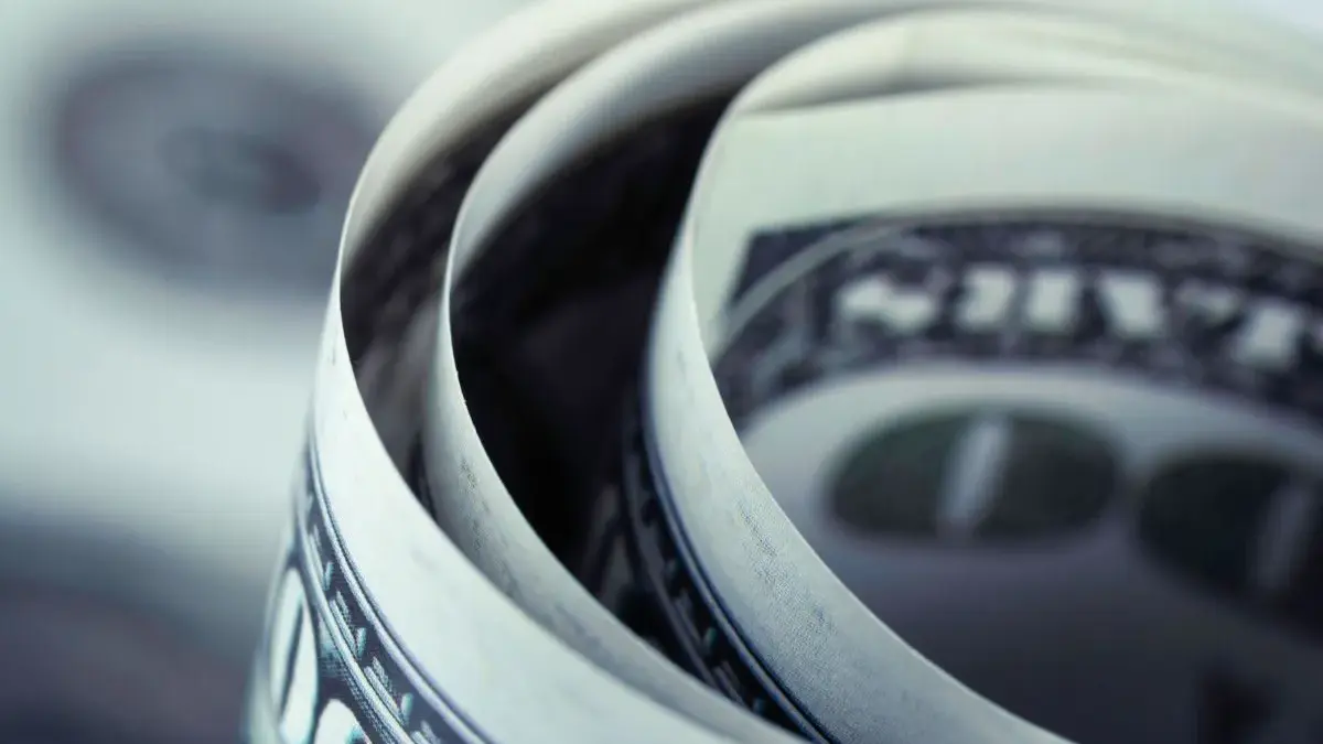Ibovespa renova recorde e dólar cai abaixo de R$ 5