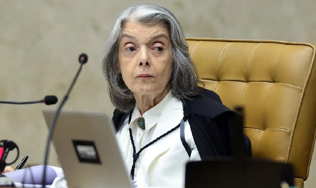 Cármen Lúcia vota em colégio de Belo Horizonte