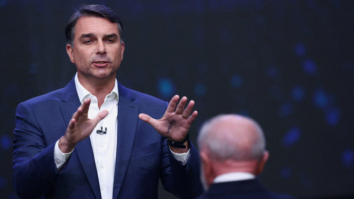 Flávio Bolsonaro tem 50,7% e Lula 49,3% em pesquisa Veritá