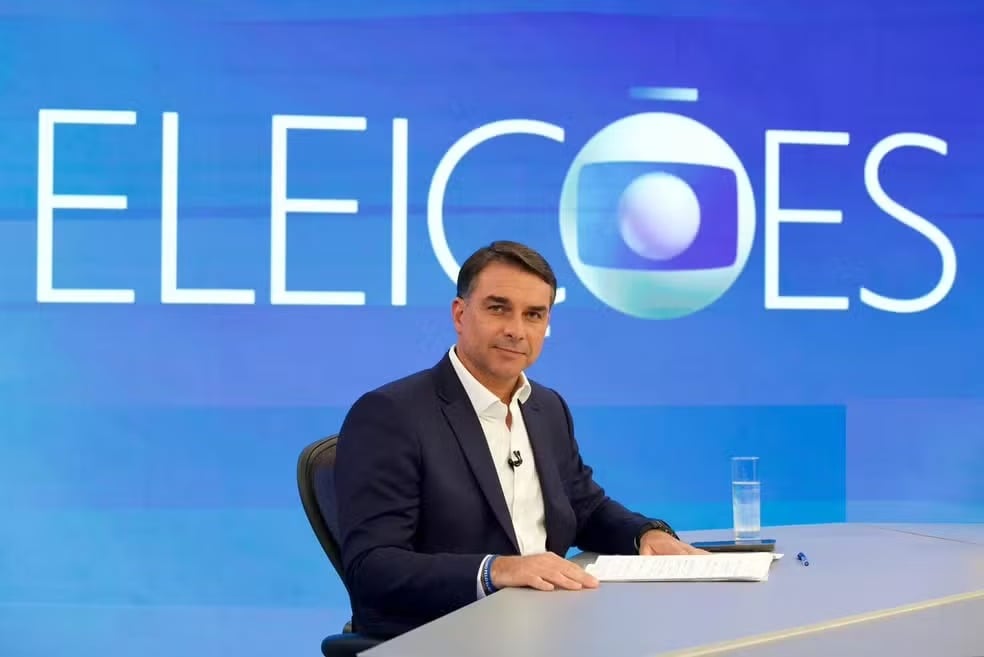 Flávio promete fim da reeleição e nega cortes