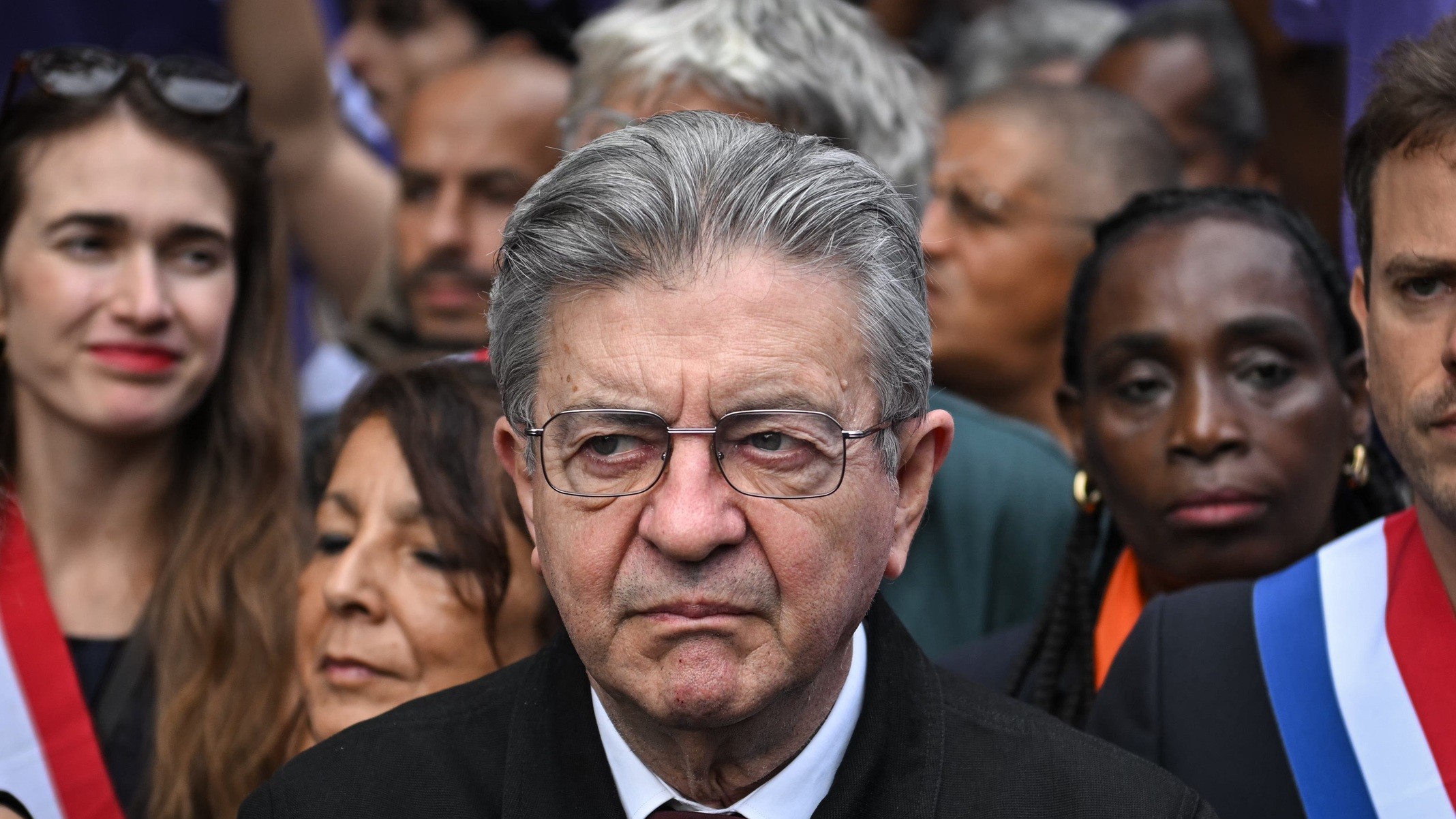 Mélenchon é acusado de incentivar protestos violentos na França