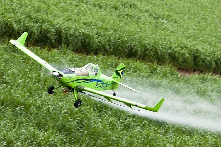 Brasil é 2º maior importador de pesticidas proibidos na UE