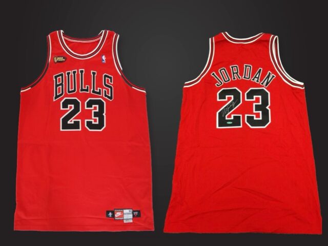 Camisa de Michael Jordan é leiloada por R$ 70 milhões