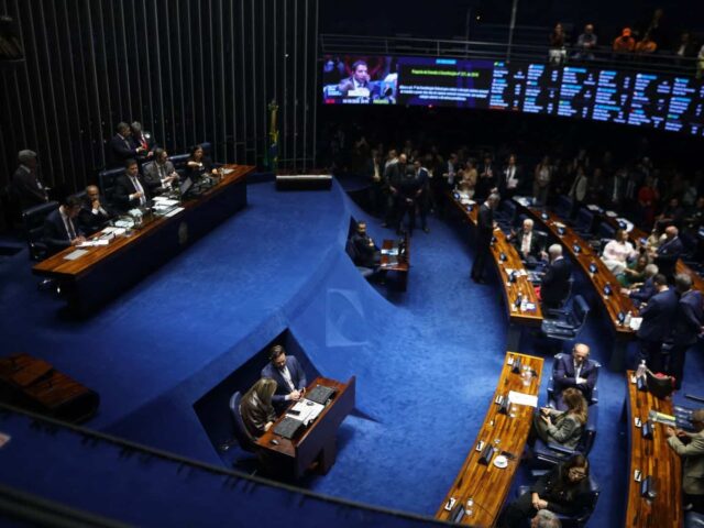 Senado aprova fim da escala 6x1 por 75 votos a 1
