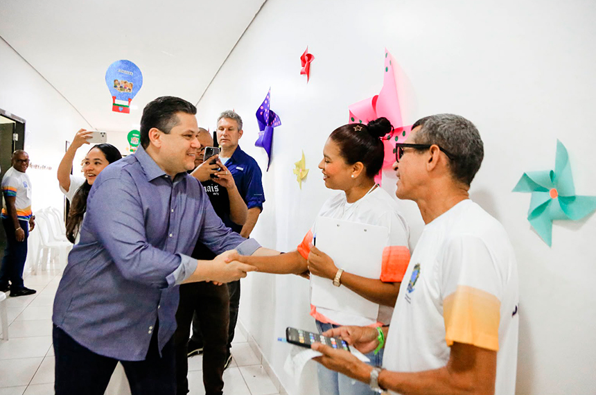 Davi Alcolumbre vota no Amapá e pede paz e respeito